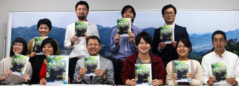 記者会見した「中国山地編集舎」のメンバー=松江市殿町の県庁で、榊原愛実撮影