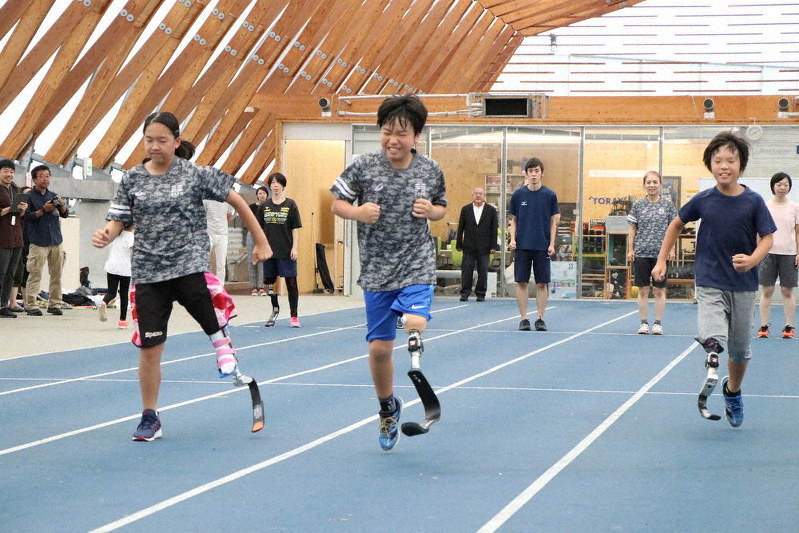 「ギソクの図書館」が開催している月１回のスポーツ義足体験会でトラックを走る子供たち＝東京都江東区の新豊洲Ｂｒｉｌｌｉａランニングスタジアムで２０１９年９月１６日午後３時２０分、高橋秀明撮影