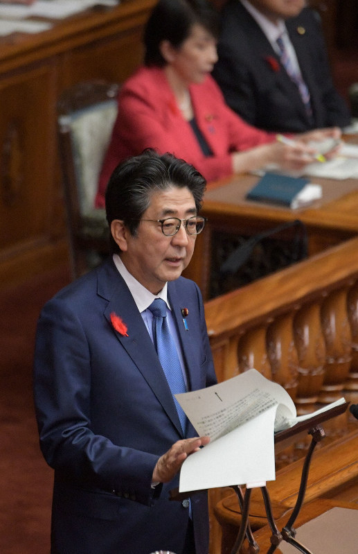 参院本会議で立憲・長浜博行氏の代表質問に答える安倍晋三首相=国会内で2019年10月8日午前10時37分、川田雅浩撮影