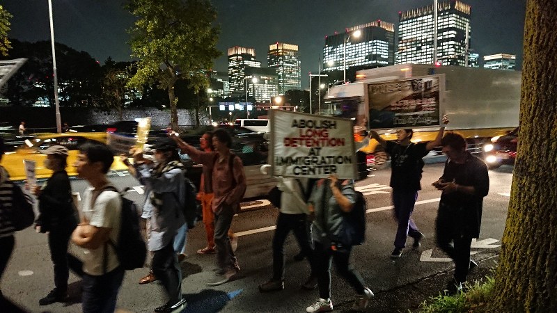 外国人の入管施設への長期収容に反対するデモ=東京都千代田区で2019年10月8日午後6時45分、和田浩明撮影
