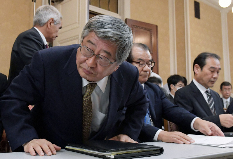 かんぽ生命保険の不正販売を追及したNHK番組を巡る問題の野党合同ヒアリングを終えて席を立つ(左から)日本郵政の鈴木康雄上級副社長、NHK経営委員会の森下俊三委員長代行、NHKの木田幸紀放送総局長=国会内で2019年10月8日午後1時19分、川田雅浩撮影