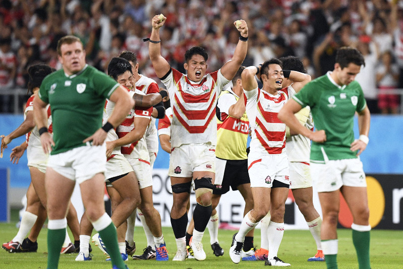 アイルランドに勝利し、喜びを爆発させる姫野(中央)、福岡(右から2人目)ら日本の選手たち=2019年9月28日、藤井達也撮影