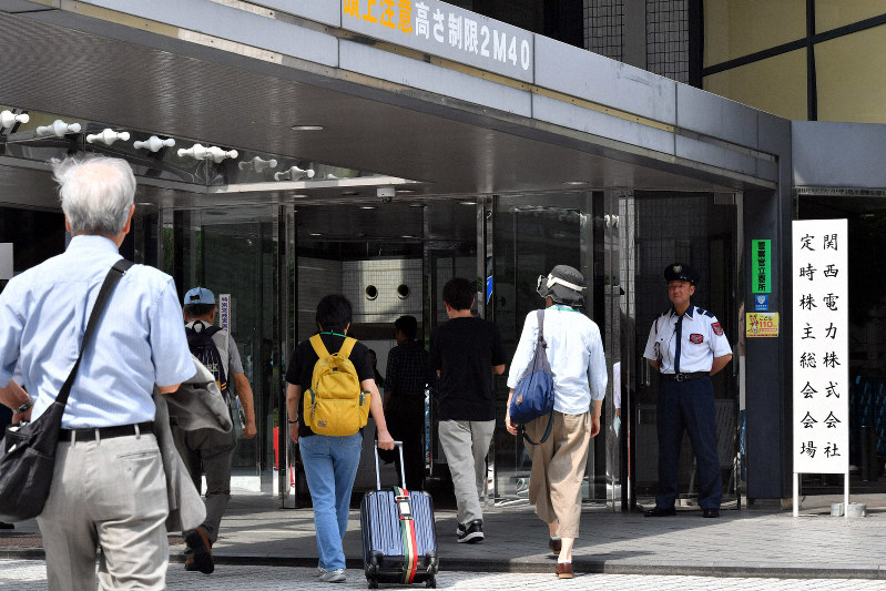 関西電力の株主総会に向かう株主ら＝2019年6月21日、小松雄介撮影