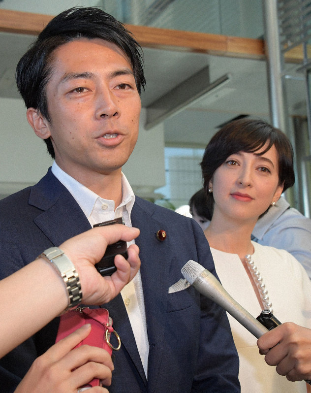 記者団に結婚と妊娠を報告後、質問に答える自民党の小泉進次郎衆院議員(左)と滝川クリステルさん=首相官邸で2019年(令和元年)8月7日、川田雅浩撮影