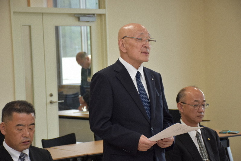 町議会全員協議会で書類送検について説明する宮田秀利町長(中央)=福島県塙町の町防災センターで