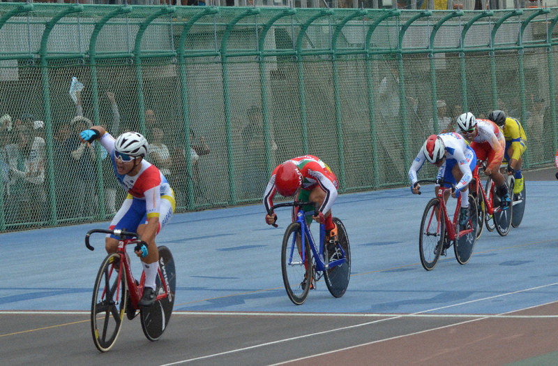 国体 自転車、メダルラッシュ 県初の天皇、皇后杯 「地元の応援 力に 