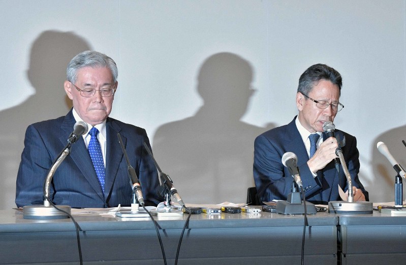 記者会見する関西電力の岩根茂樹社長（右）と八木誠会長＝大阪市福島区で2019年10月2日、平川義之撮影