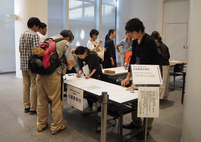 再開2日目の「表現の不自由展・その後」に入場するため手荷物を預ける人たち=名古屋市東区の愛知芸術文化センターで2019年10月9日午前10時10分、永田晶子撮影