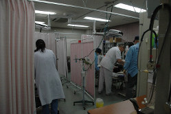 救急患者を診療する医療スタッフ