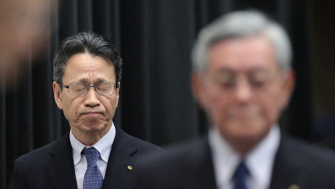 厳しい表情で記者会見に臨む関西電力の岩根茂樹社長(左)。右手前は八木誠会長=大阪市福島区で10月9日、小出洋平撮影