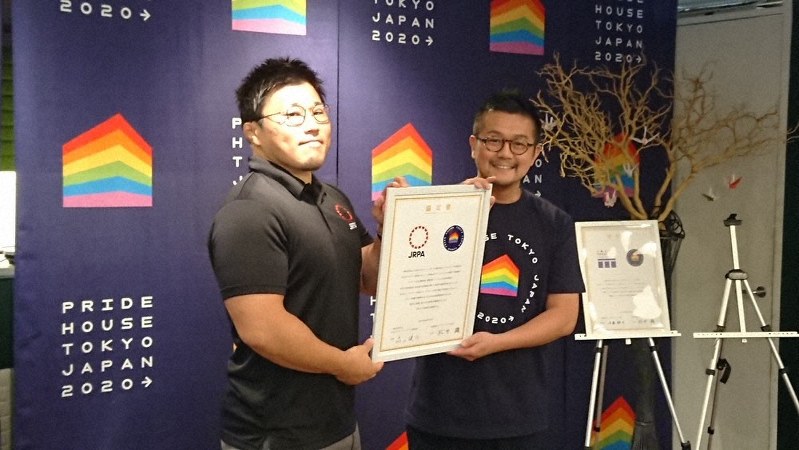協定書を締結する日本ラグビーフットボール選手会の川村慎副会長(左)と、プライドハウス東京の松中権代表=東京都渋谷区で2019年9月19日、田原和宏撮影