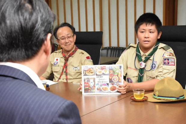 海外交流 自信付いた ボーイスカウト４人 知事に活動報告 高知 毎日新聞