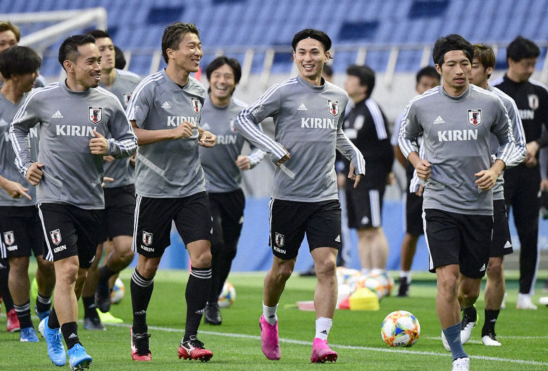 W杯アジア2次予選モンゴル戦の前日練習に臨む南野(中央)、柴崎(右端)ら日本代表の選手たち=藤井達也撮影