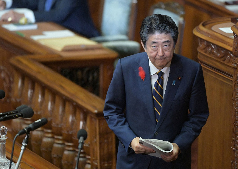 衆院本会議で所信表明演説に臨む安倍晋三首相=国会内で2019年(令和元年)10月4日、川田雅浩撮影