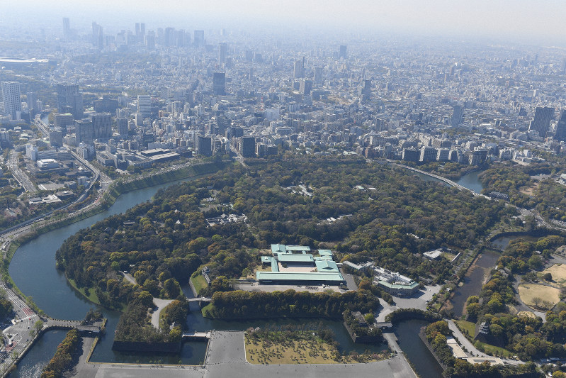 東京駅側上空から見た皇居。手前は宮殿＝2019年4月16日、本社ヘリから