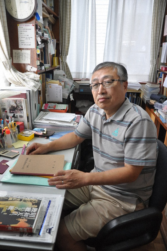 自宅の書斎で資料に向かう井上弘さん=神奈川県小田原市で2019年9月2日午後3時9分、五十嵐朋子撮影