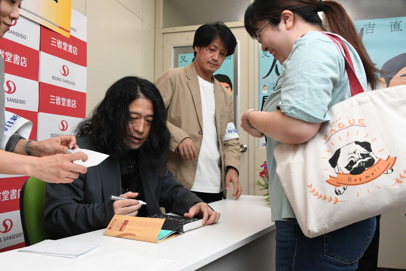 胸がいっぱい」「早く読みたい」 又吉直樹さん「人間」サイン会 東京