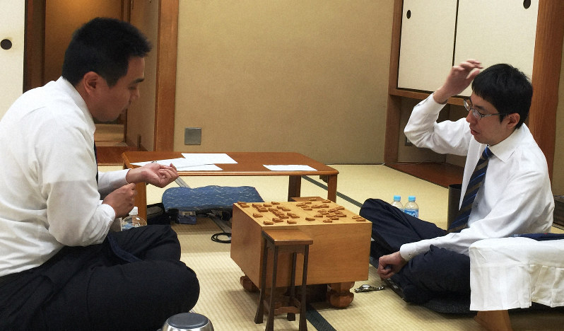 第69期王将戦リーグの対局を終え、対局を振り返る三浦弘行九段(左)と広瀬章人竜王=東京・千駄ケ谷の将棋会館で2019年10月9日午後7時37分、丸山進撮影