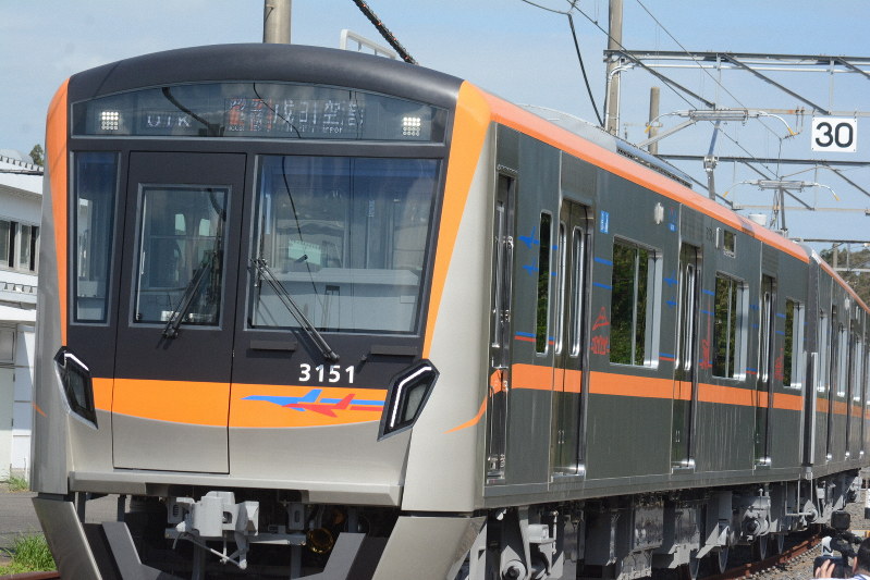 成田 羽田を1時間35分 京成が新車両を公開 スーツケース置きやすく 毎日新聞