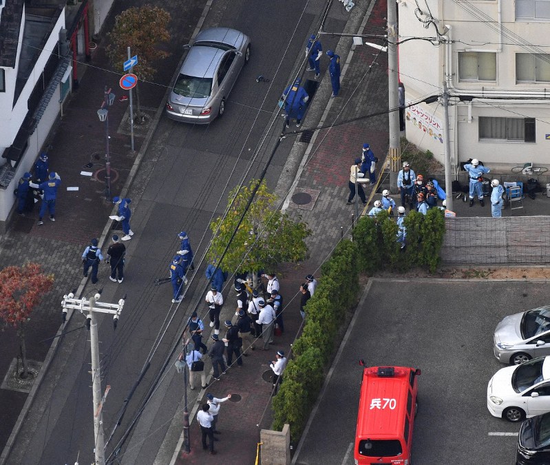 発砲現場を調べる兵庫県警の捜査員ら=神戸市中央区で2019年10月10日午後3時23分、本社ヘリから