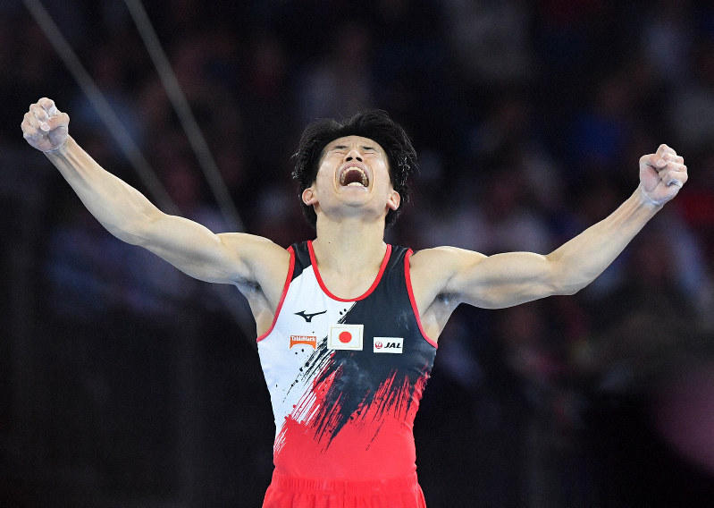 男子団体決勝の床運動の演技を終え、ガッツポーズで喜ぶ萱和磨=ドイツ・シュツットガルトで2019年10月9日、宮間俊樹撮影