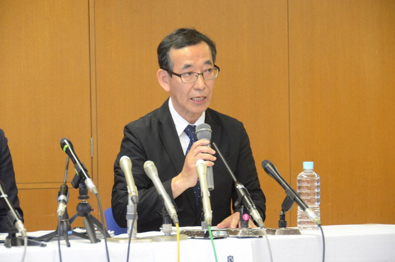 ふるさと納税の6月開始の新制度から除外され、記者会見で発言する泉佐野市の八島弘之副市長=同市役所で2019年5月17日、鶴見泰寿撮影