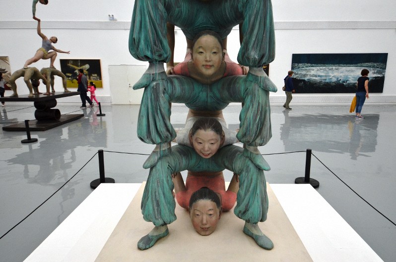 第11回宋荘文化芸術祭の会場の一つ、宋荘美術館2階の展示=北京・宋荘画家村で、浦松丈二撮影