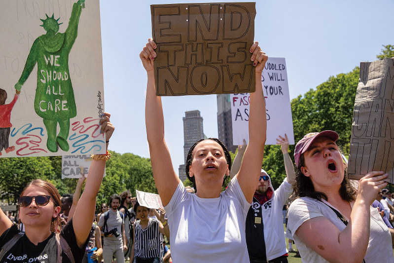 移民家族を分離するトランプ政権の方針には多くの米国民が反発(2018年6月)(Bloomberg)