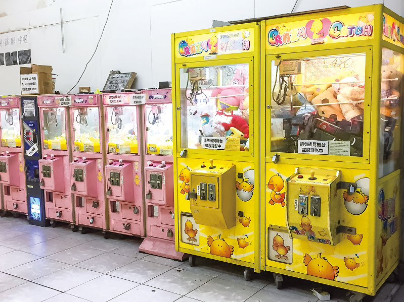 高雄市内のクレーンゲーム店 (筆者撮影)