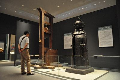 日本での展示はここだけという鉄の処女（右）など、拷問・刑罰具の数々に息をのむ