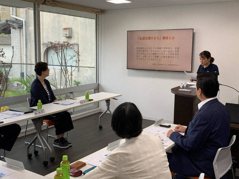 課題型長期インターンシップの現地最終報告を行う大学院生=鹿児島市喜入町で