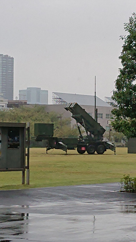 防衛省の敷地内に展開した航空自衛隊の「PAC3」=東京都新宿区で2019年10月11日午前11時6分、町田徳丈撮影