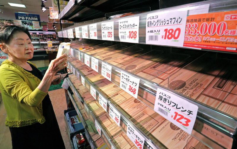 台風19号 都内スーパー 水や食料品の品薄相次ぐ 毎日新聞
