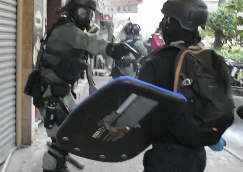 少年の左胸を至近距離から銃撃する機動隊員=「城市放送局」の映像を撮影