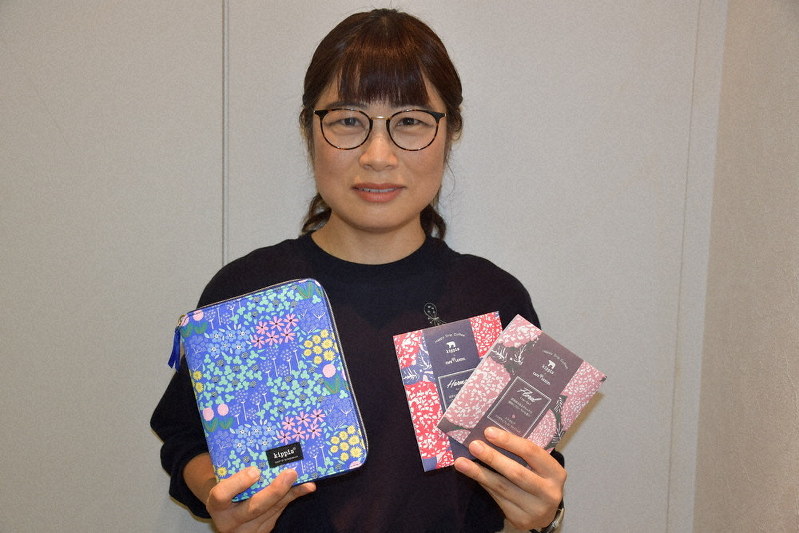 キッピスのコラボ商品を手にする宝島社マルチメディア局開発チーム編集長の根本江利子さん=東京都千代田区で、山口敦雄撮影