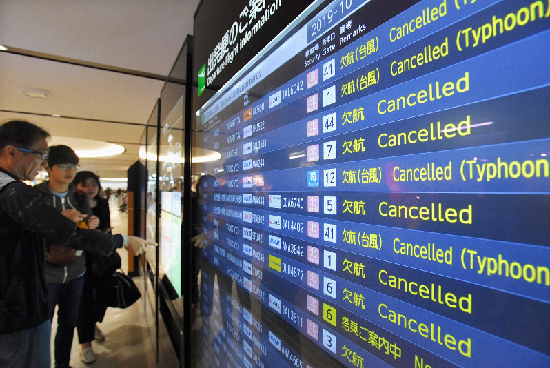 3連休初日 欠航相次ぎ福岡空港は閑散 台風19号 毎日新聞
