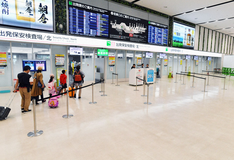 3連休初日 欠航相次ぎ福岡空港は閑散 台風19号 毎日新聞