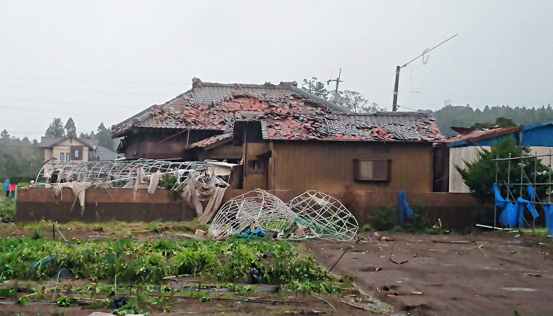 千葉 市原で竜巻 車横転 1人死亡 住宅全壊も 写真特集1 2 毎日新聞 千葉 市原で竜巻 車横転 1人死亡 住宅全壊も 写真特集1 2 毎日新聞