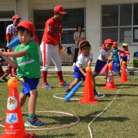 選手らに教えてもらいながら、勢いよくバットを振る園児ら＝松山市久谷町の市立坂本幼稚園で、花澤葵撮影