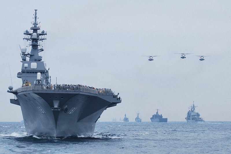 2012年の観艦式で多数の観覧者を乗せて随伴する護衛艦「ひゅうが」(左)と、観閲を受けるため航行、飛行する艦船や航空機=相模湾沖で、田中義宏撮影