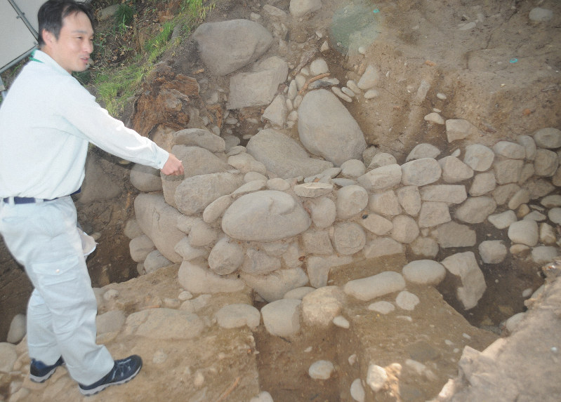 新たに発見された仙台城の石垣跡。L字形に屈曲しているのが特徴=仙台市青葉区の仙台城跡で2019年10月9日午後2時10分、吉田勝撮影