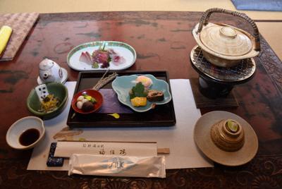 宿泊客に合わせて提供される夕食の会席料理＝神奈川県箱根町塔之澤の福住楼で