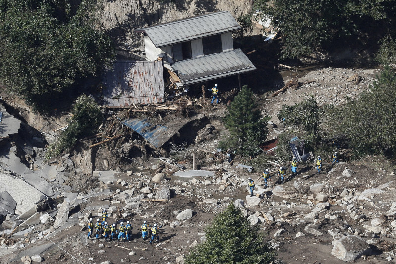 宮城県丸森町廻倉地区の土砂崩れ現場で続く行方不明者の捜索活動=2019年10月15日午後、本社ヘリから