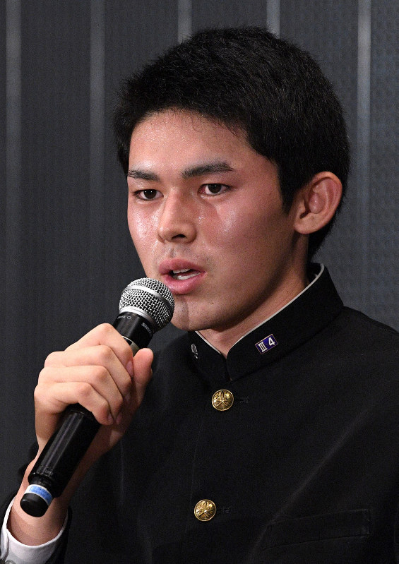 記者会見でプロ志望を表明し、「タイトルをすべて取りたい」と語る大船渡高校の佐々木朗希投手=岩手県大船渡市で2019年10月2日午後6時27分、丸山博撮影