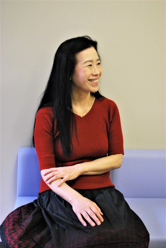 インタビューに応じる小山実稚恵