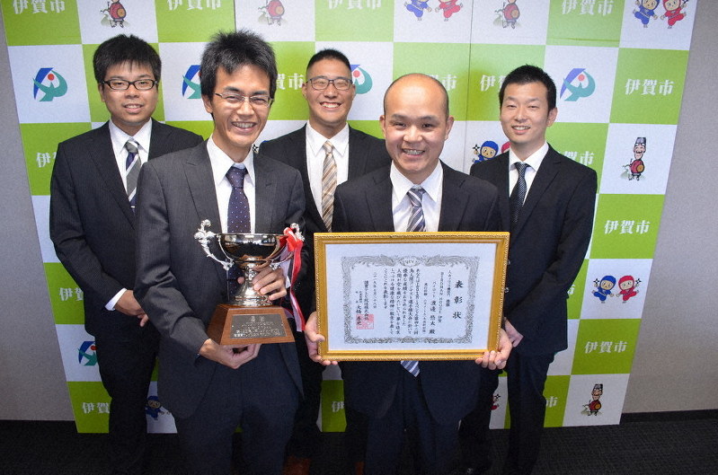 鳥人間コンテスト連覇 ｄｍｇ森精機チーム 人力プロペラ部門 新記録 琵琶湖を６０キロ飛行 伊賀 三重 毎日新聞