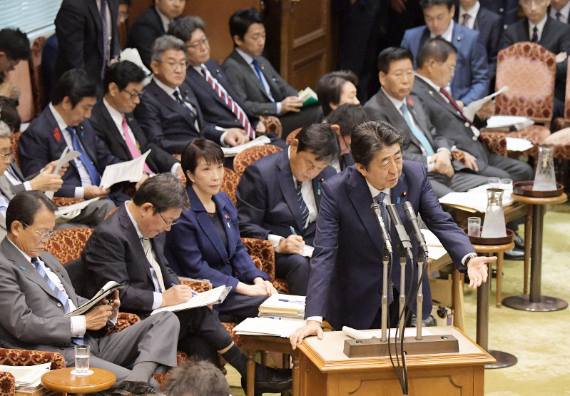 参院予算委員会で答弁する安倍晋三首相(右手前)とそれを聞く閣僚たち=国会内で2019年10月16日午前8時44分、川田雅浩撮影