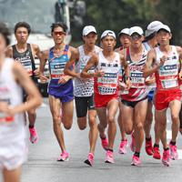 東京五輪の代表選考レース「マラソングランドチャンピオンシップ」（MGC）男子で、37キロ付近で先頭を走っていた設楽悠太（手前左）に追いつく優勝の中村匠吾（右から2人目）ら＝東京都内で2019年9月15日午前10時47分（代表撮影）