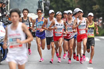 東京五輪の代表選考レース「マラソングランドチャンピオンシップ」（MGC）男子で、37キロ付近で先頭を走っていた設楽悠太（手前左）に追いつく優勝の中村匠吾（右から2人目）ら＝東京都内で2019年9月15日午前10時47分（代表撮影）