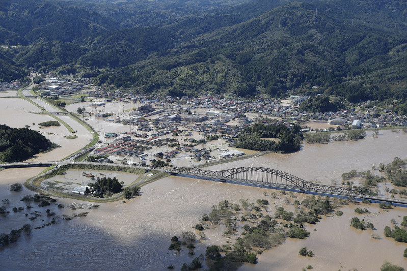 台風19号の影響で冠水した宮城県丸森町の市街地。中央右の橋の下が阿武隈川=2019年10月13日午前11時27分、本社ヘリから